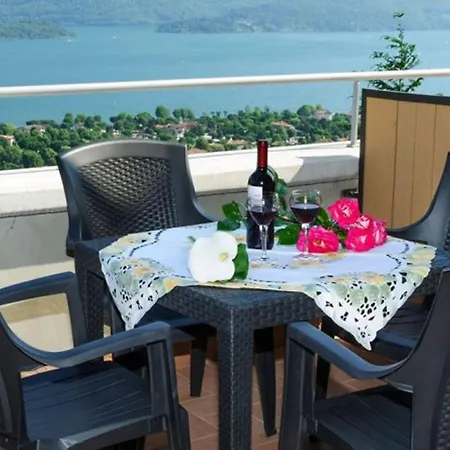 View In Vercana, Shared Pool Appartement Vercana