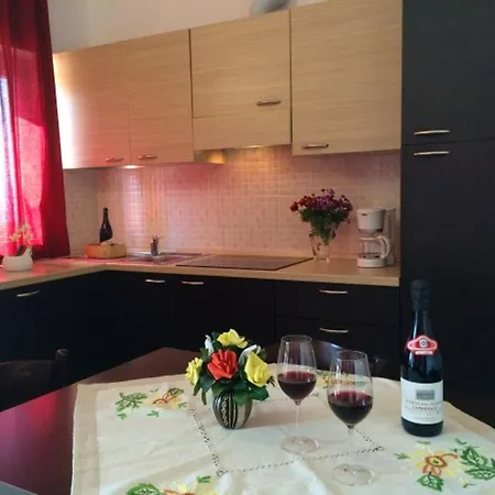 View In Vercana, Shared Pool Apartman *